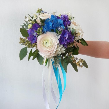 Букет невесты из гортензии, ранункулюсов и зелени