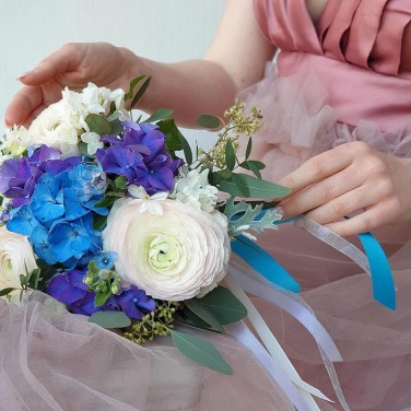 Букет невесты из гортензии, ранункулюсов и зелени