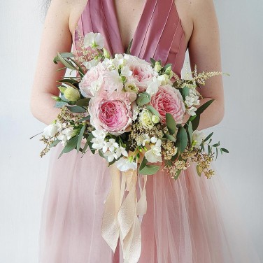 Розовый букет невесты из пионовидных роз и цветущего эвкалипта