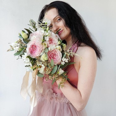 Розовый букет невесты из пионовидных роз и цветущего эвкалипта