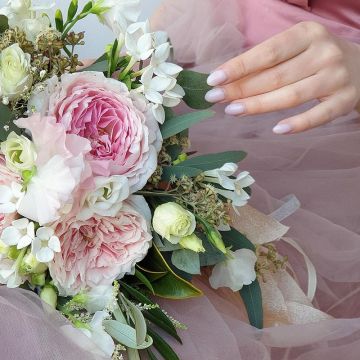 Розовый букет невесты из пионовидных роз и цветущего эвкалипта