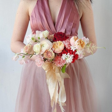 Свадебный букет оригинальной формы из роз, ранункулюсов и латируса