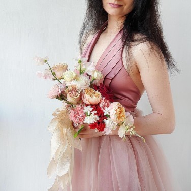 Свадебный букет оригинальной формы из роз, ранункулюсов и латируса