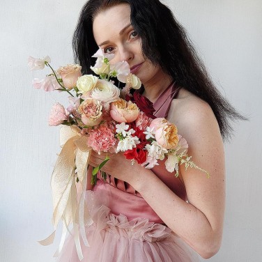 Свадебный букет оригинальной формы из роз, ранункулюсов и латируса