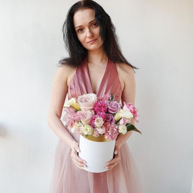 Нежная композиция в шляпной коробке из роз, калл и гиацинтов