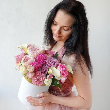 Нежная композиция в шляпной коробке из роз, калл и гиацинтов