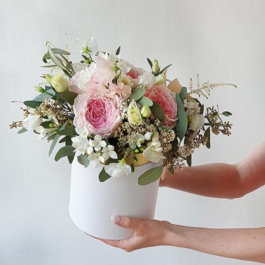 Композиция в шляпной коробке с розами, бовардией, латирусом и цветущим эвкалиптом