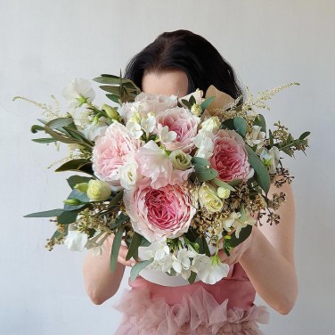 Композиция в шляпной коробке с розами, бовардией, латирусом и цветущим эвкалиптом