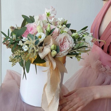 Композиция в шляпной коробке с розами, бовардией, латирусом и цветущим эвкалиптом