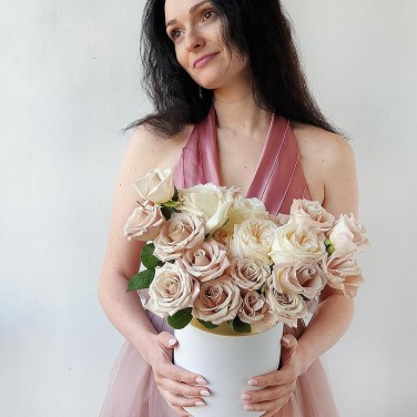 Композиция в шляпной коробке из пионовидных и пудровых роз