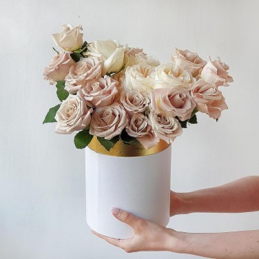 Композиция в шляпной коробке из пионовидных и пудровых роз