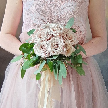 Свадебный букет из лунной розы  эвкалипта с длинными лентами