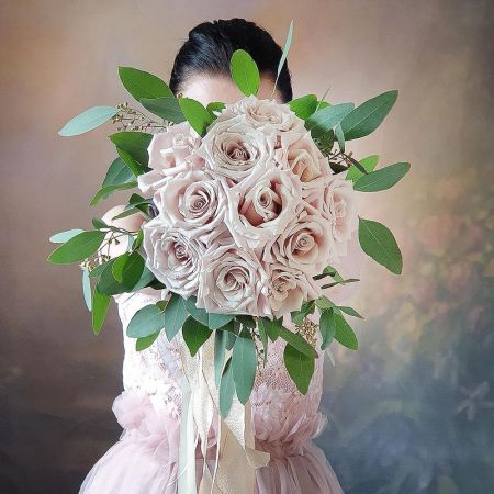 Свадебный букет из лунной розы  эвкалипта с длинными лентами