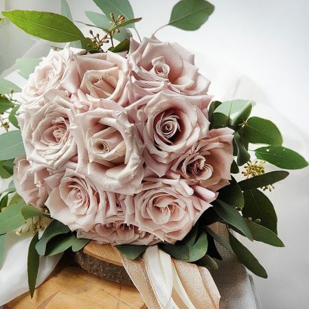 Свадебный букет из лунной розы  эвкалипта с длинными лентами