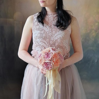 Букет невесты из пионовидной розы и кремовой гвоздики - Итальянский бисквит