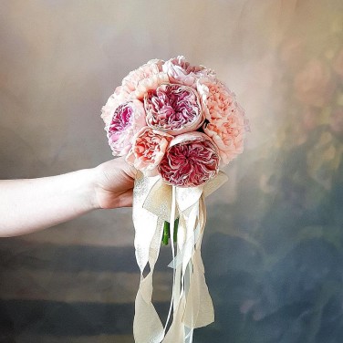 Букет невесты из пионовидной розы и кремовой гвоздики - Итальянский бисквит