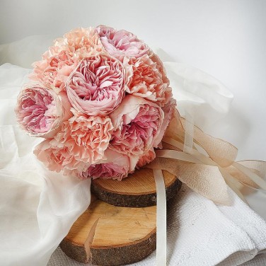 Букет невесты из пионовидной розы и кремовой гвоздики - Итальянский бисквит