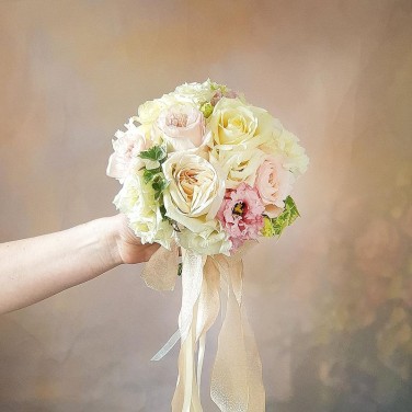 Букет невесты из пионовидных роз, эустомы и зелени - Нежный Вальс