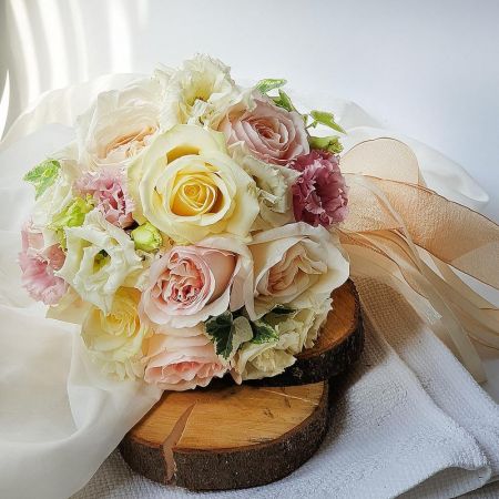 Букет невесты из пионовидных роз, эустомы и зелени - Нежный Вальс