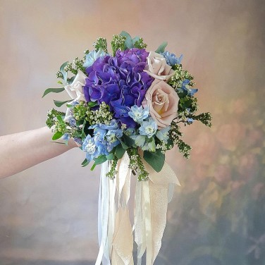 Букет невесты с гортензией, лунной розой и дельфиниумом Фагот