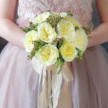 Букет невесты из пионовидных роз и необычного капса - Арфа Франции