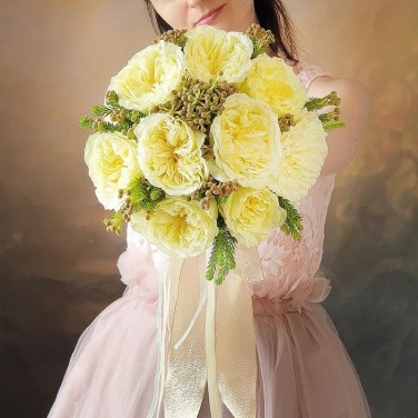 Букет невесты из пионовидных роз и необычного капса - Арфа Франции