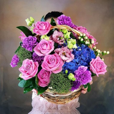 Яркая корзина из гортензии, роз и лунных гвоздик Армилиус