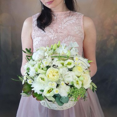 Нежная композиция в корзине из белых цветов и зелени Амми Маджус