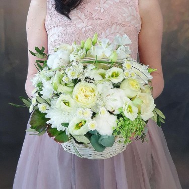 Нежная композиция в корзине из белых цветов и зелени Амми Маджус