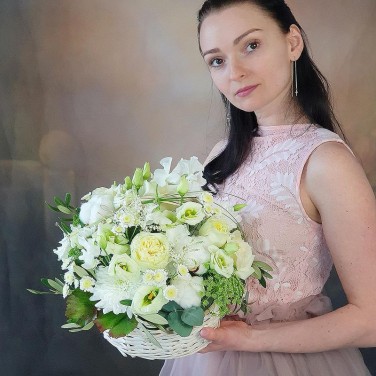 Нежная композиция в корзине из белых цветов и зелени Амми Маджус