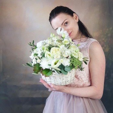 Нежная композиция в корзине из белых цветов и зелени Амми Маджус