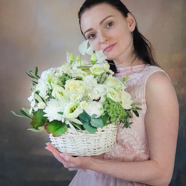 Нежная композиция в корзине из белых цветов и зелени Амми Маджус