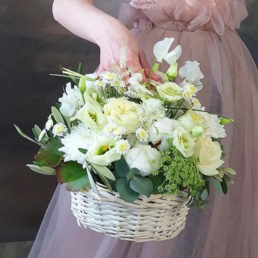 Нежная композиция в корзине из белых цветов и зелени Амми Маджус