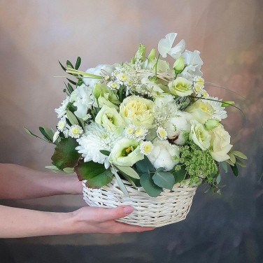 Нежная композиция в корзине из белых цветов и зелени Амми Маджус