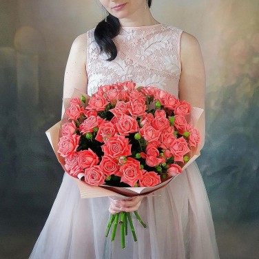 Букет из кустовой розы в дизайнерской упаковке Алый Барбадос