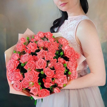 Букет из кустовой розы в дизайнерской упаковке Алый Барбадос