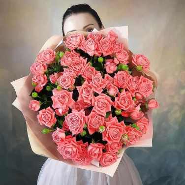 Букет из кустовой розы в дизайнерской упаковке Алый Барбадос