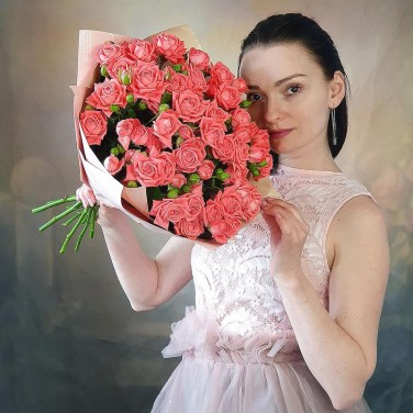 Букет из кустовой розы в дизайнерской упаковке Алый Барбадос