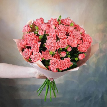 Букет из кустовой розы в дизайнерской упаковке Алый Барбадос