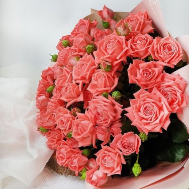 Букет из кустовой розы в дизайнерской упаковке Алый Барбадос