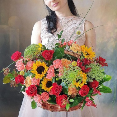 Яркая композиция в корзине из подсолнухов, роз, альстромерии - Гамма красок