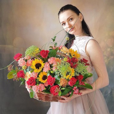 Яркая композиция в корзине из подсолнухов, роз, альстромерии - Гамма красок