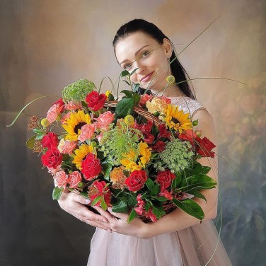 Яркая композиция в корзине из подсолнухов, роз, альстромерии - Гамма красок