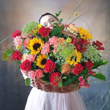 Яркая композиция в корзине из подсолнухов, роз, альстромерии - Гамма красок