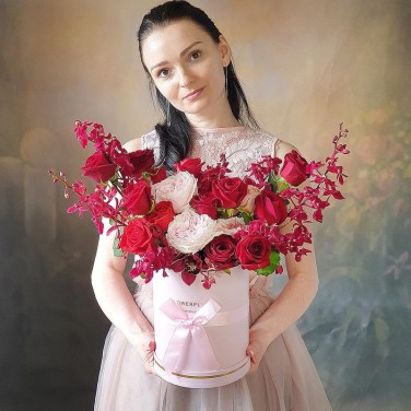 Модная композиция в шляпной коробке с орхидеями и розами - Красный Олимп