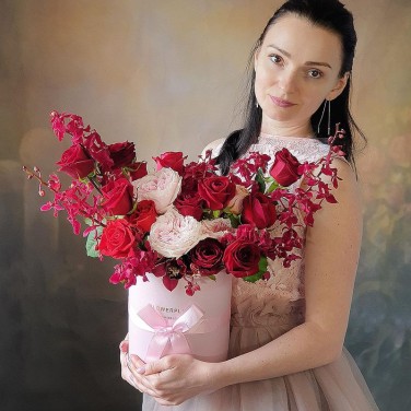 Модная композиция в шляпной коробке с орхидеями и розами - Красный Олимп