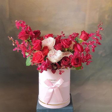 Модная композиция в шляпной коробке с орхидеями и розами - Красный Олимп