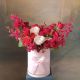 Модная композиция в шляпной коробке с орхидеями и розами - Красный Олимп