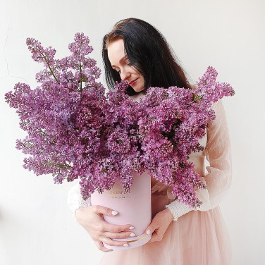 Изумительная шляпная коробка с весенней сиренью