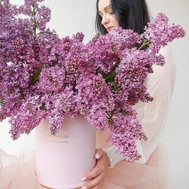 Изумительная шляпная коробка с весенней сиренью